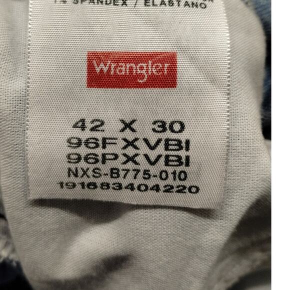 Wrangler Men's Size 42x30 Regular Fit Light Wash Straight Leg Jeans 96FXVBI - Picture 2 of 3